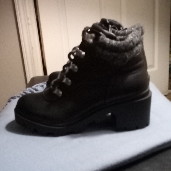 Universal Thread - Picture 3 of 4